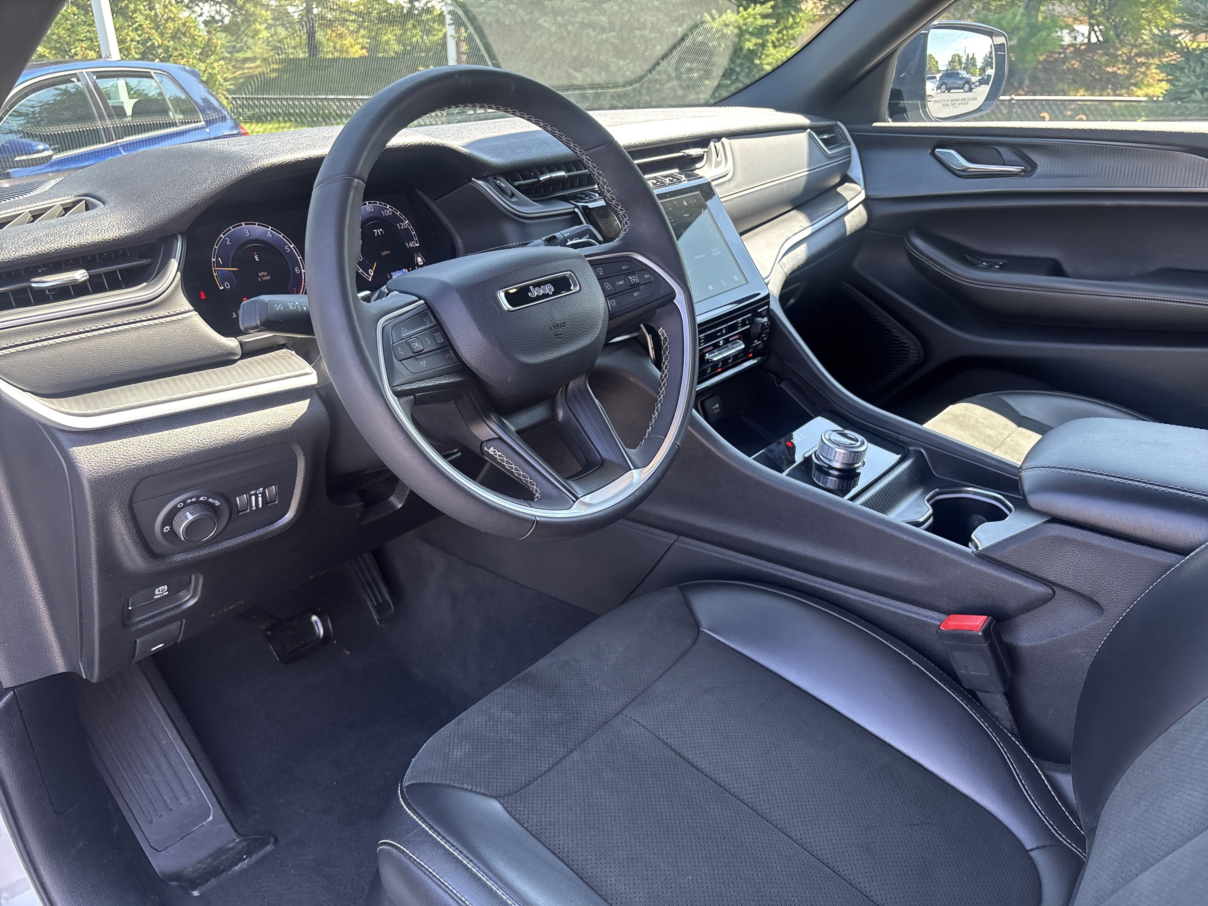 Used 2025 Jeep Grand Cherokee Altitude AWD/4WD image 30