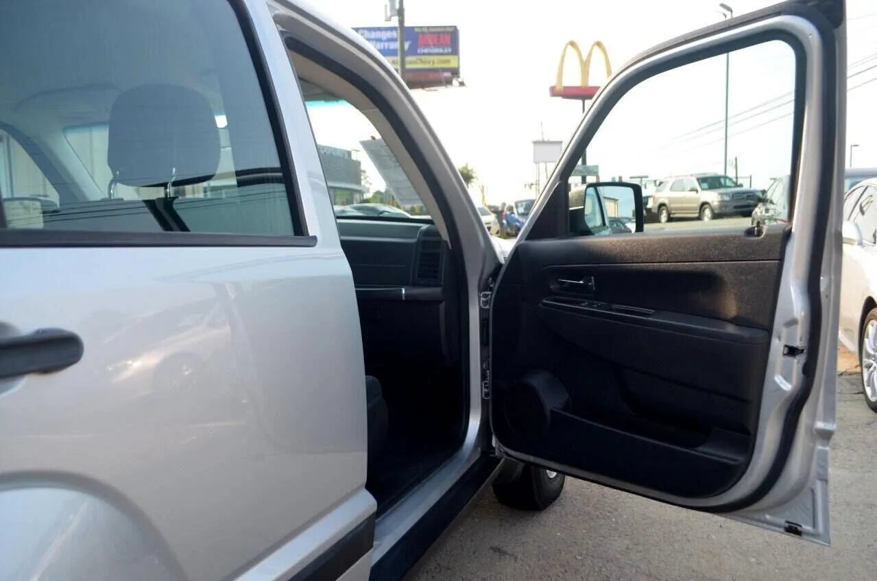 Used 2012 Jeep Liberty Sport RWD image 27