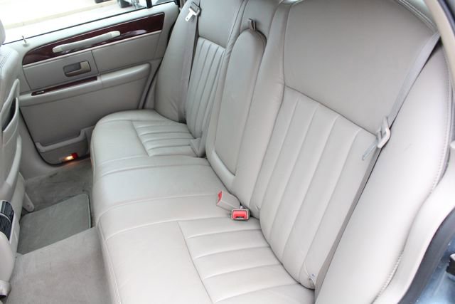 Used 2003 Lincoln Town Car Signature image 17