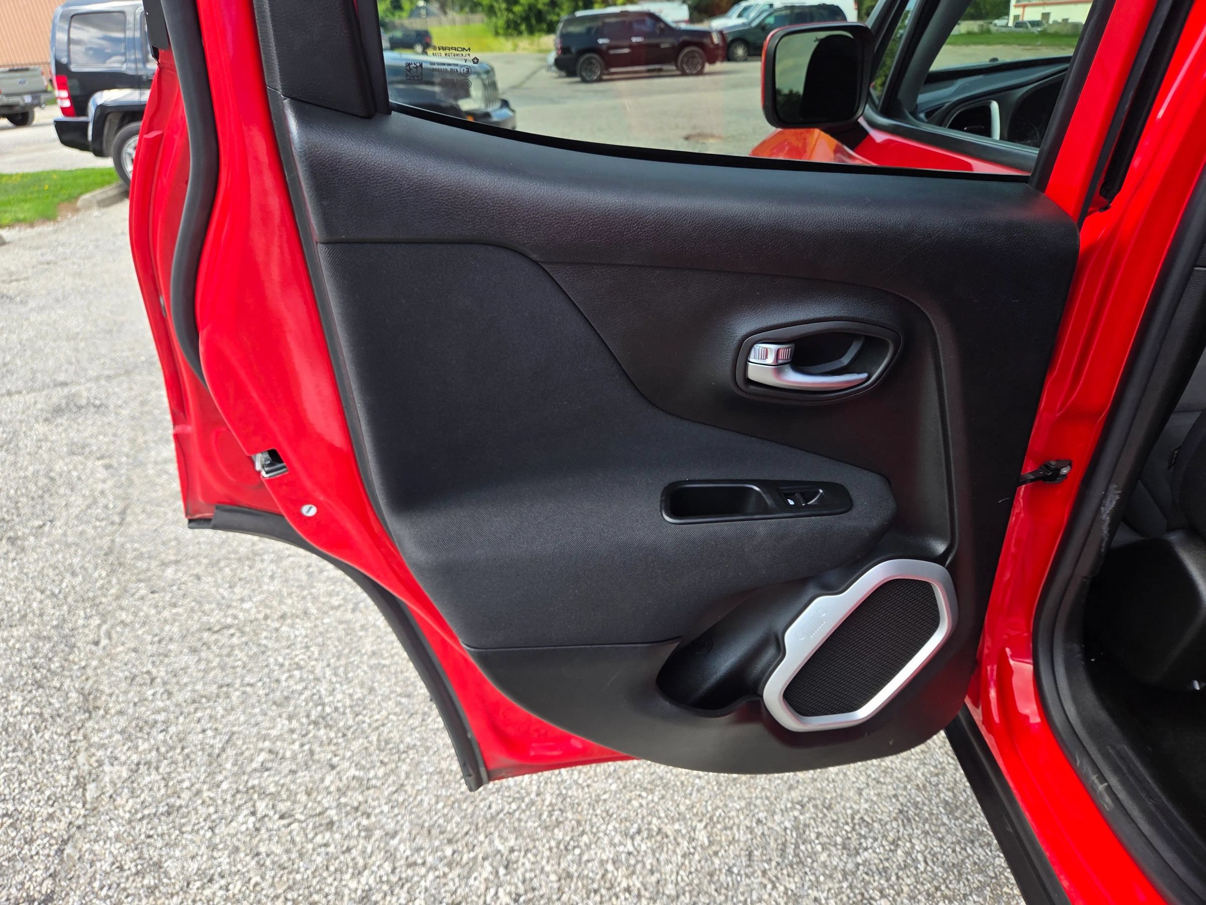 Used 2018 Jeep Renegade Latitude w/ Cold Weather Group AWD/4WD image 16