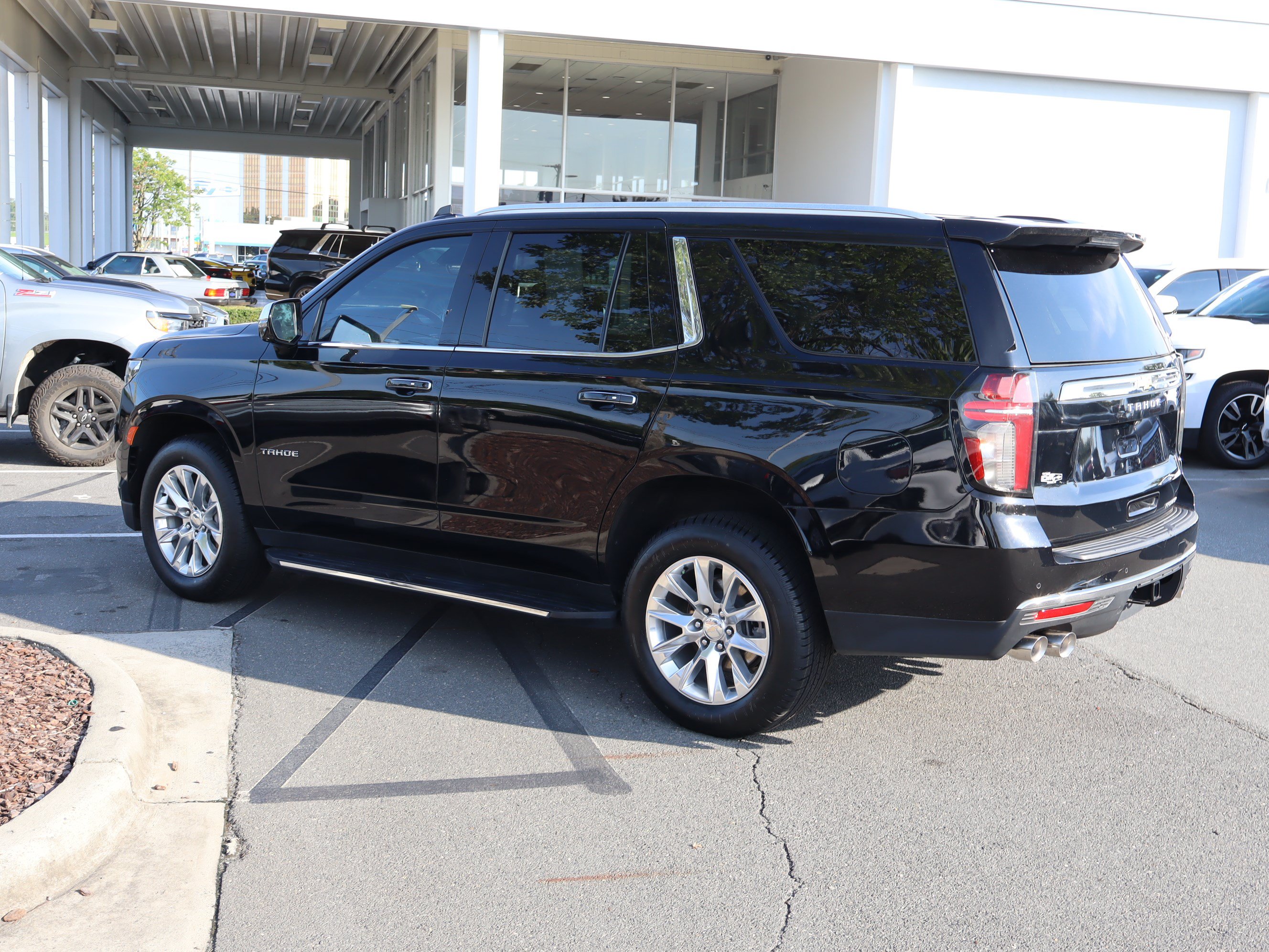 Used 2023 Chevrolet Tahoe Premier w/ Premium Package 2 AWD/4WD image 8
