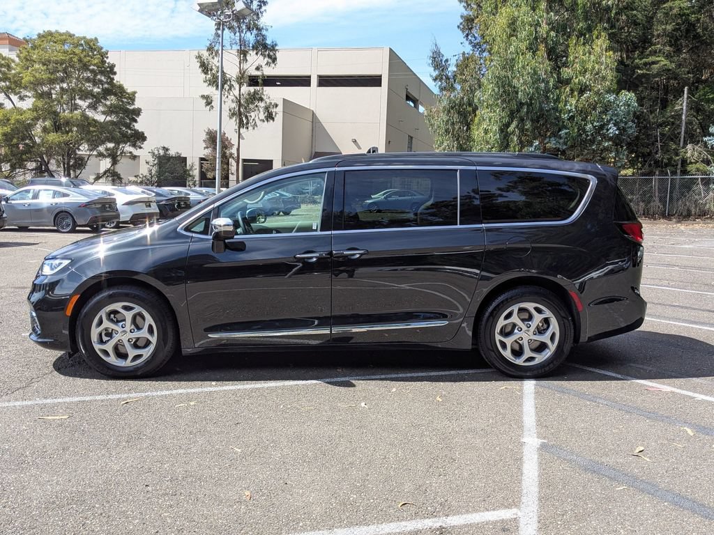 Used 2023 Chrysler Pacifica Limited FWD image 8