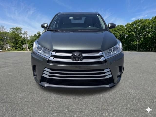 Used 2017 Toyota Highlander XLE w/ Carpet Mat Package AWD/4WD image 3