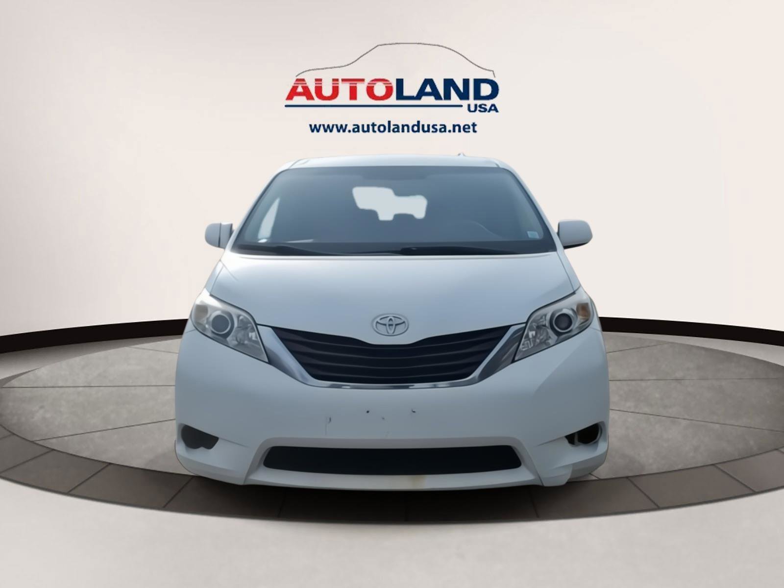 Used 2013 Toyota Sienna LE w/ Towing Pkg image 2