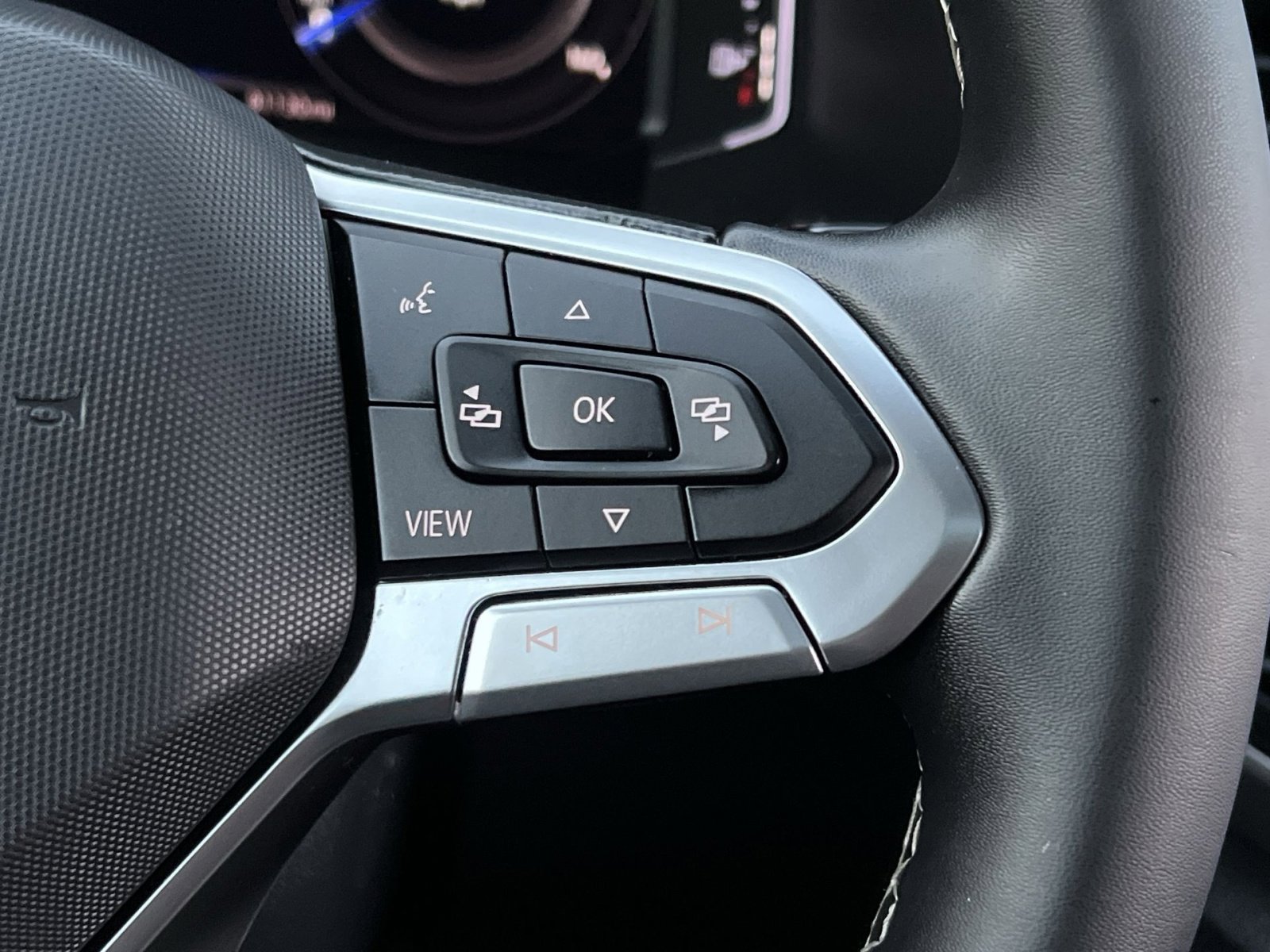 Used 2022 Volkswagen Atlas Cross Sport SE image 28