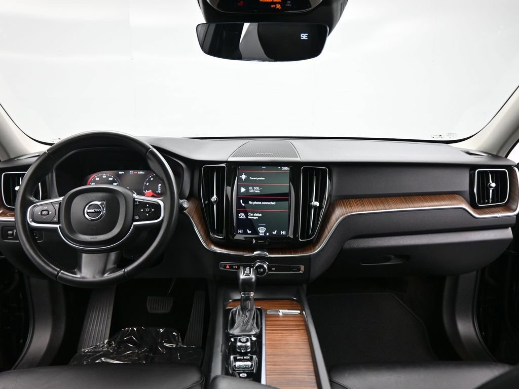 Used 2021 Volvo XC60 T5 Momentum w/ Premium Package image 19