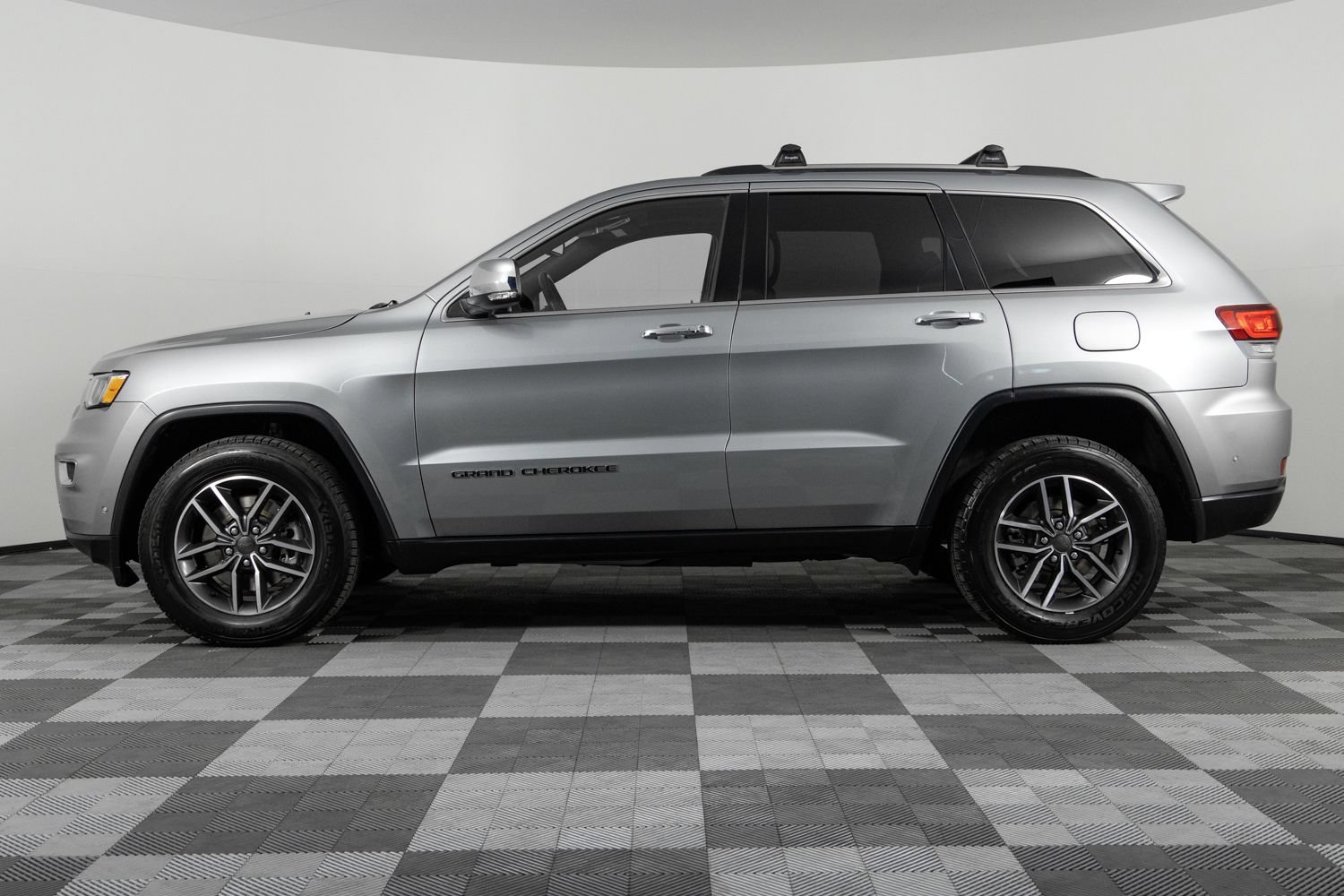 Used 2021 Jeep Grand Cherokee Limited AWD/4WD image 3
