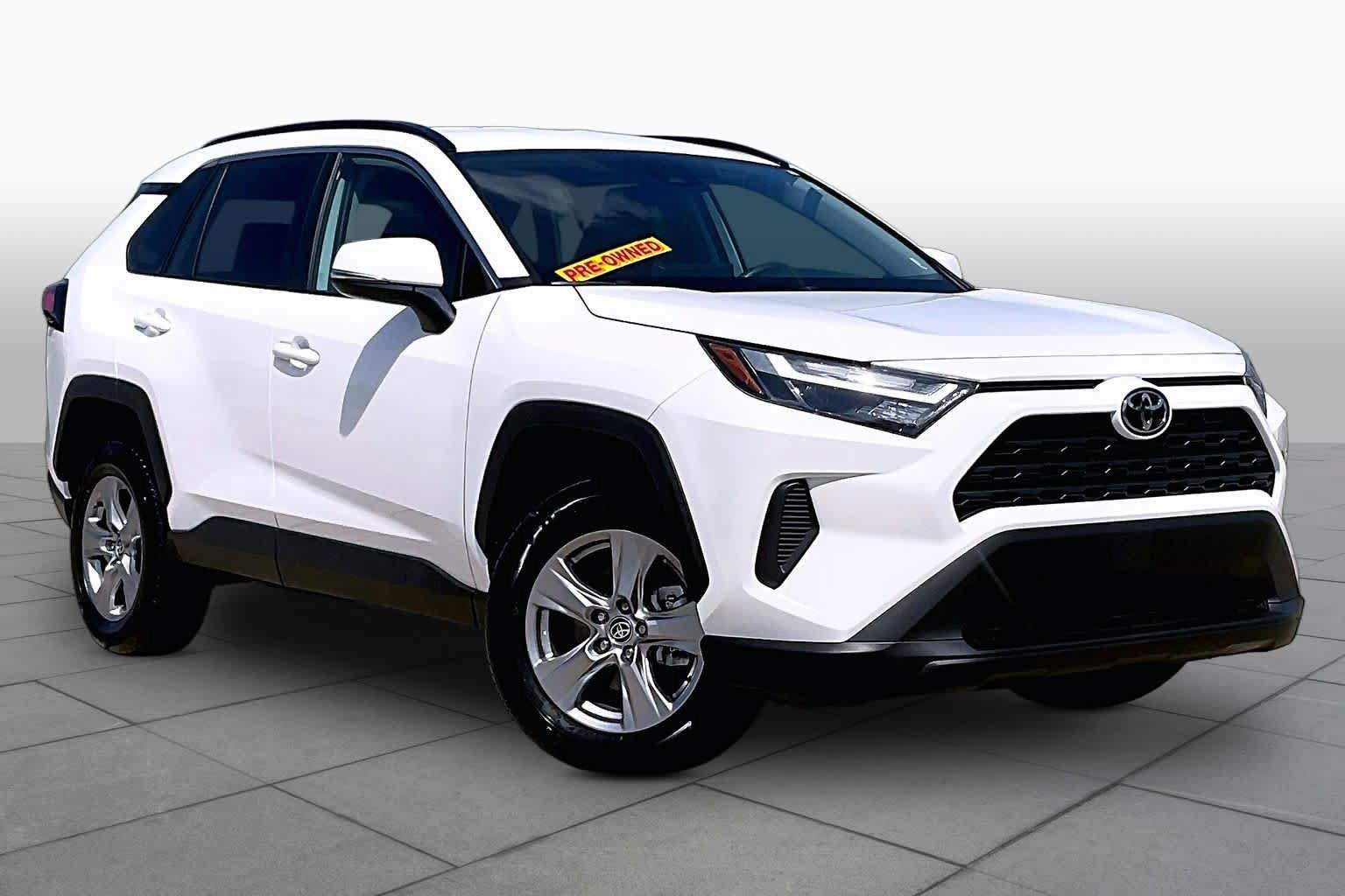 Used 2025 Toyota RAV4 XLE FWD image 3