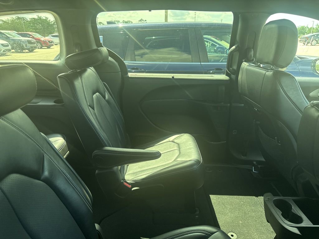 Used 2025 Chrysler Pacifica Select FWD image 11