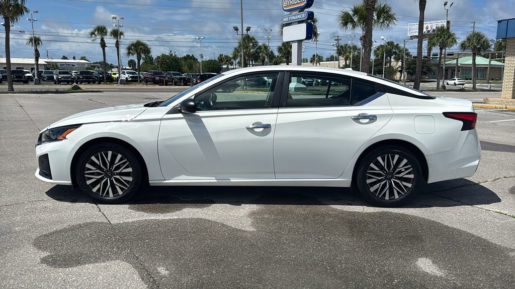 Used 2025 Nissan Altima 2.5 SV FWD image 2