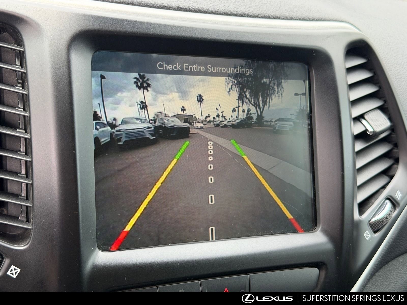 Used 2018 Jeep Cherokee Latitude Plus w/ Comfort/Convenience Group FWD image 26