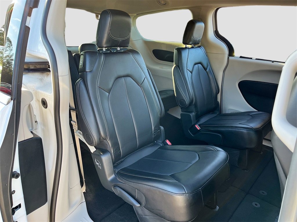 Certified 2024 Chrysler Pacifica Touring-L image 26