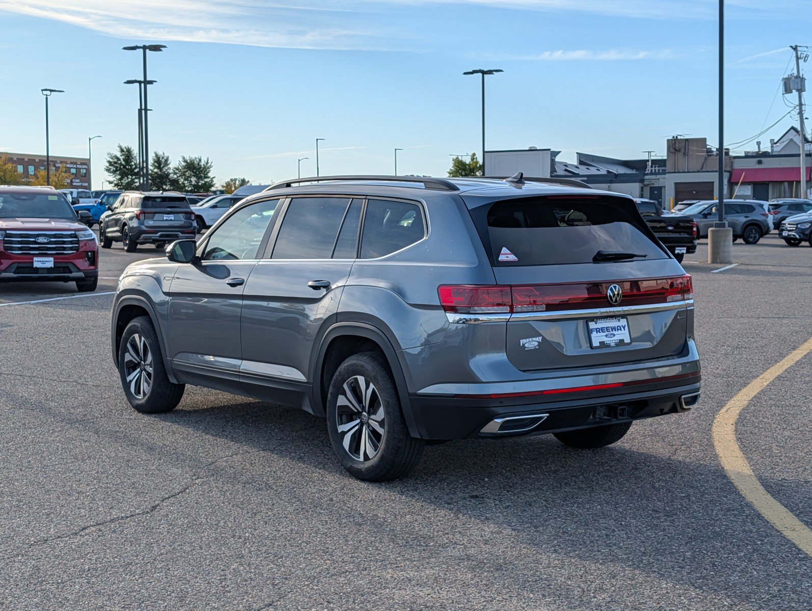 Used 2025 Volkswagen Atlas SE AWD/4WD image 3