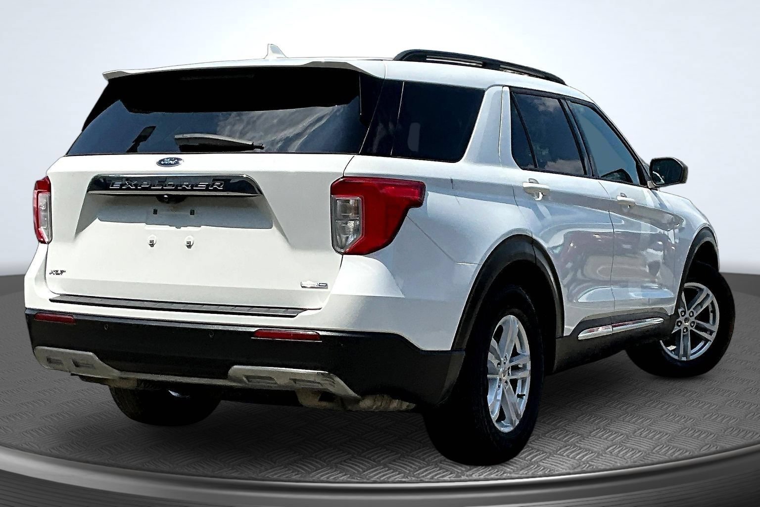 Used 2020 Ford Explorer XLT w/ Equipment Group 202A AWD/4WD image 6