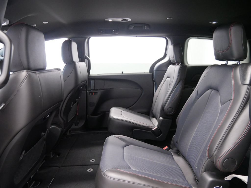 New 2027 Chrysler Pacifica Select AWD/4WD image 13