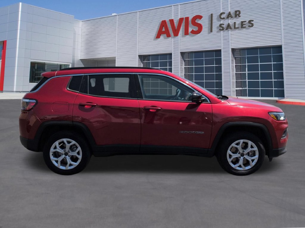 Used 2025 Jeep Compass Latitude w/ Sun & Sound Group AWD/4WD image 5