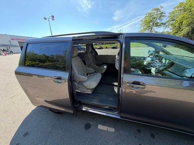 Used 2015 Toyota Sienna LE FWD image 25