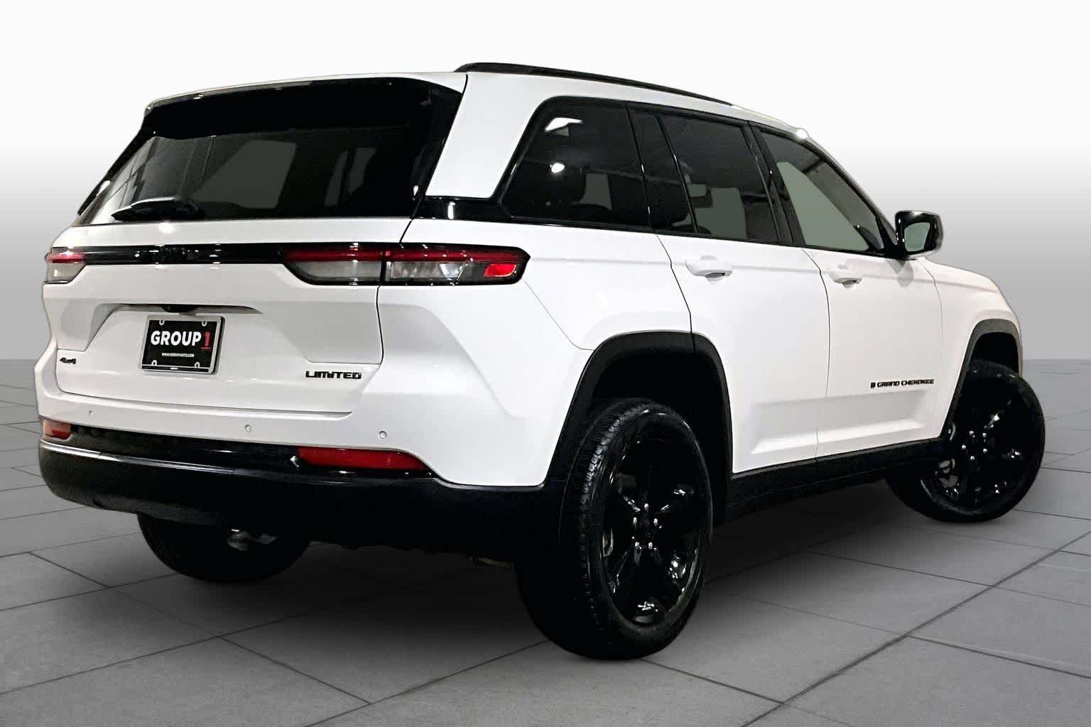 Used 2024 Jeep Grand Cherokee Limited w/ Black Appearance Package AWD/4WD image 12
