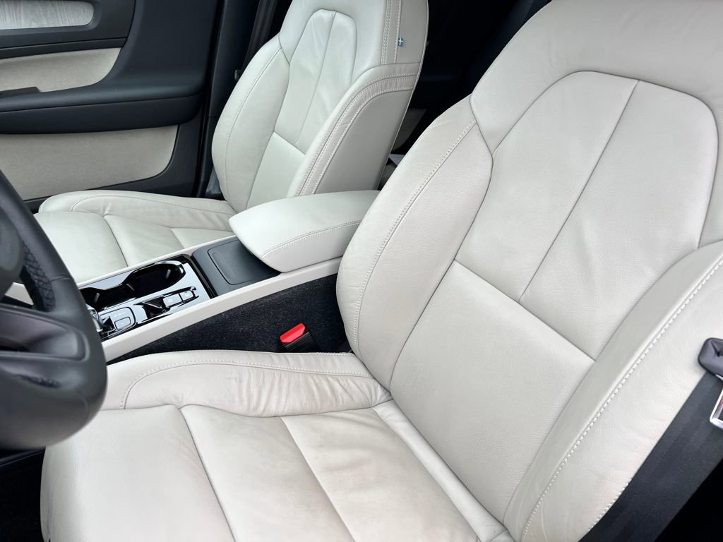 Used 2023 Volvo XC40 B4 Plus image 11