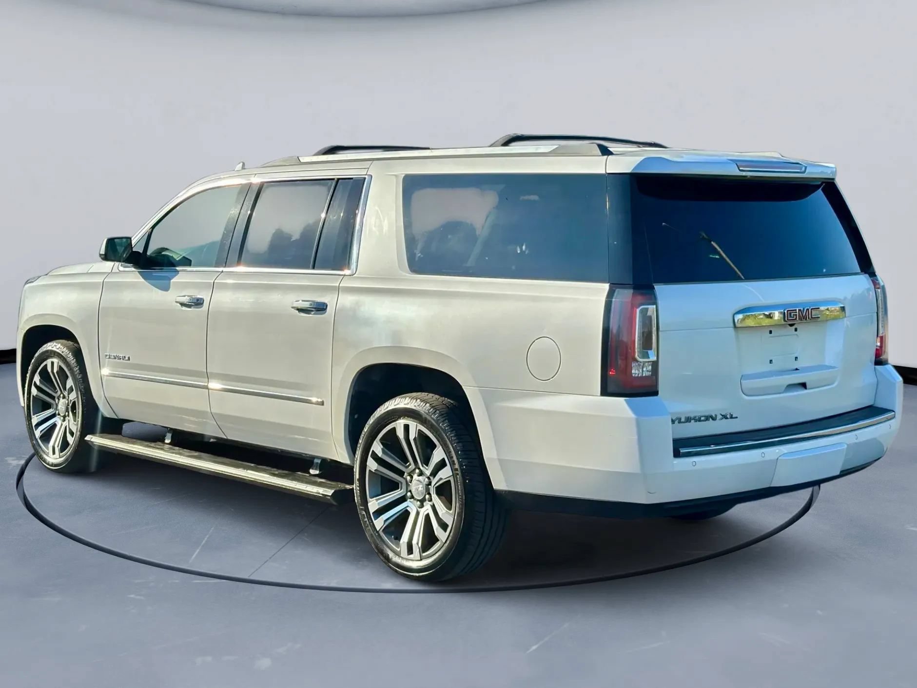 Used 2018 GMC Yukon XL Denali w/ Denali Ultimate Package AWD/4WD image 4