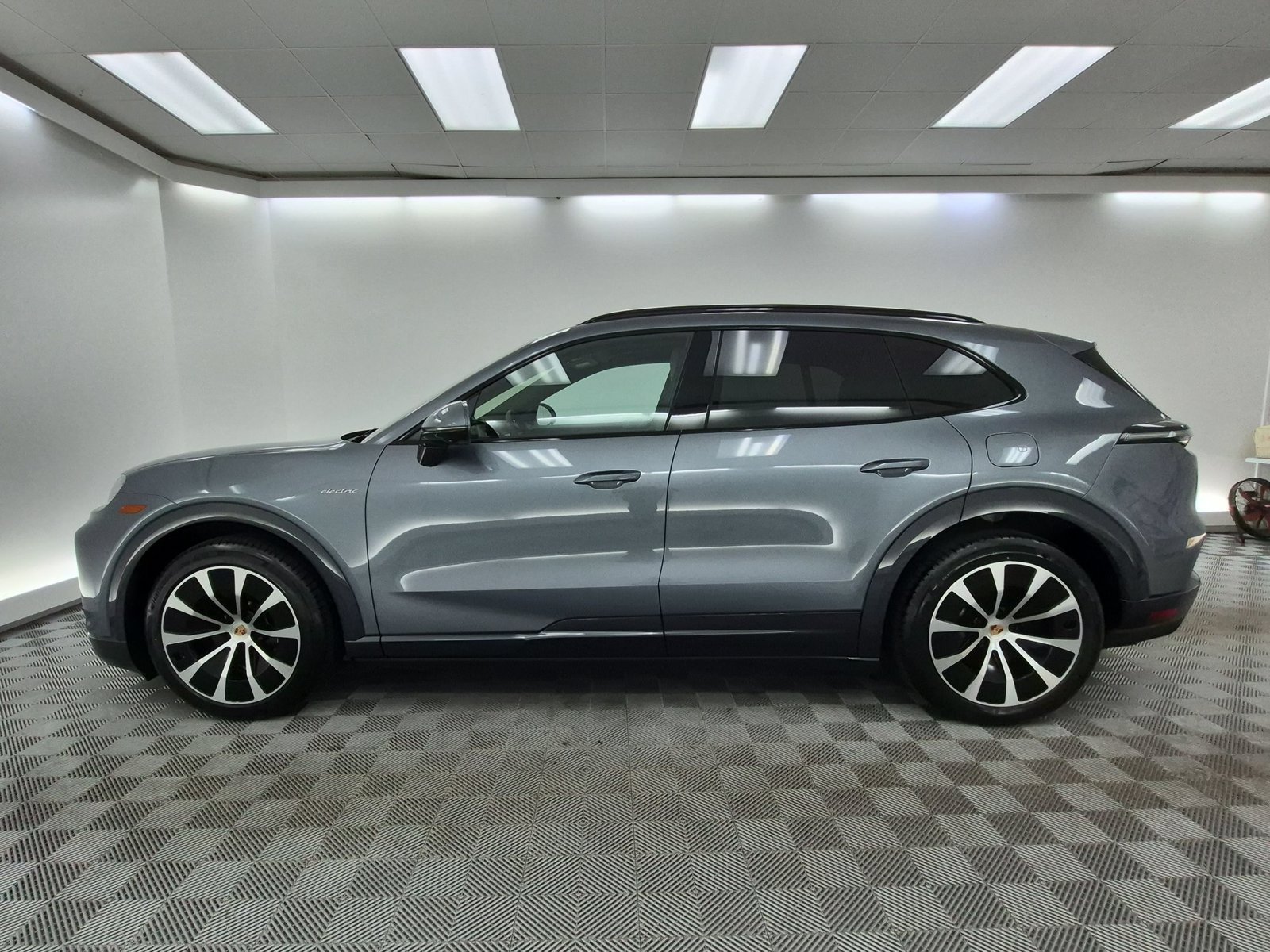 New 2026 Porsche Cayenne Electric AWD/4WD image 2
