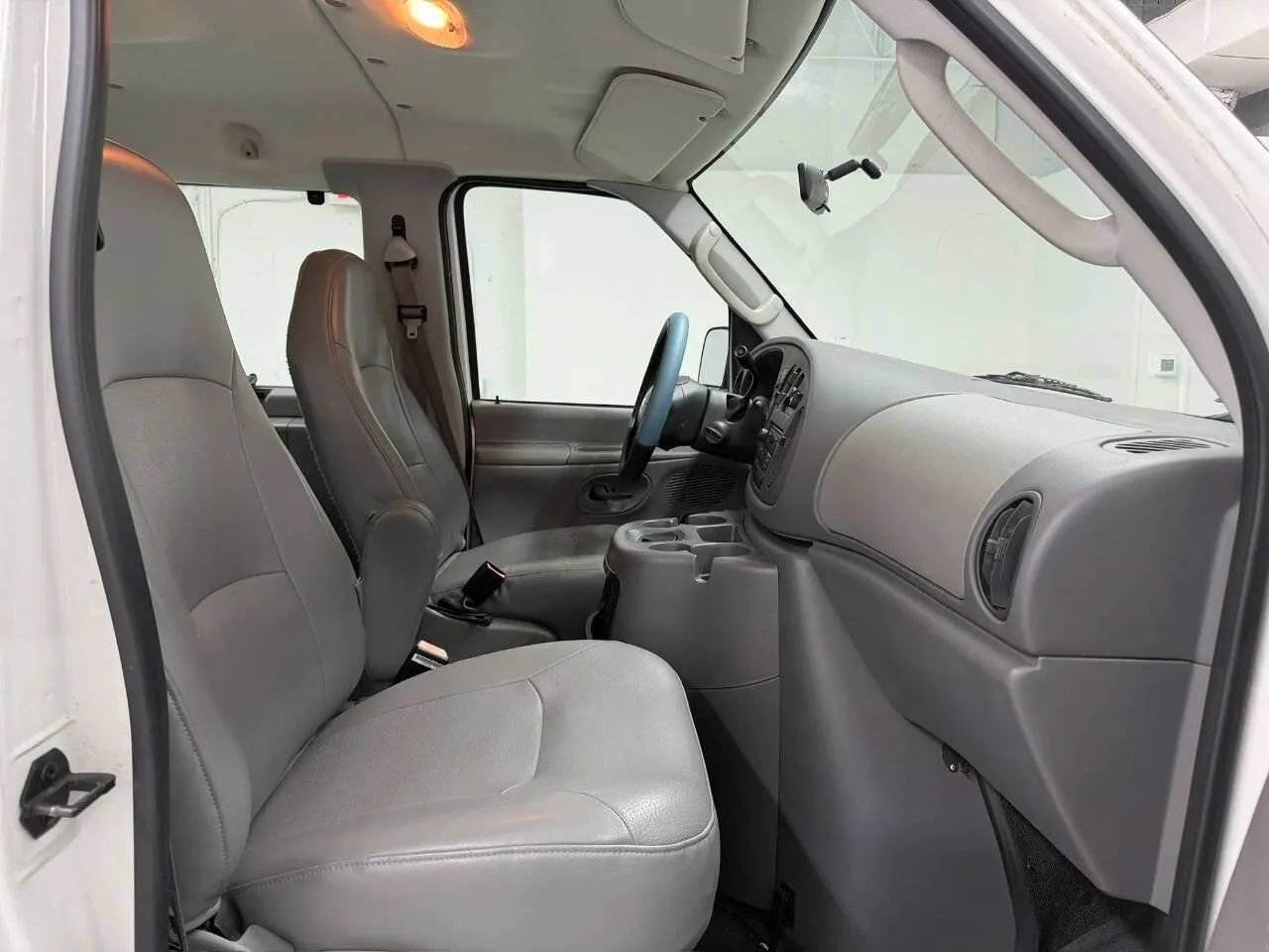 Used 2003 Ford E-350 and Econoline 350 XL RWD image 10
