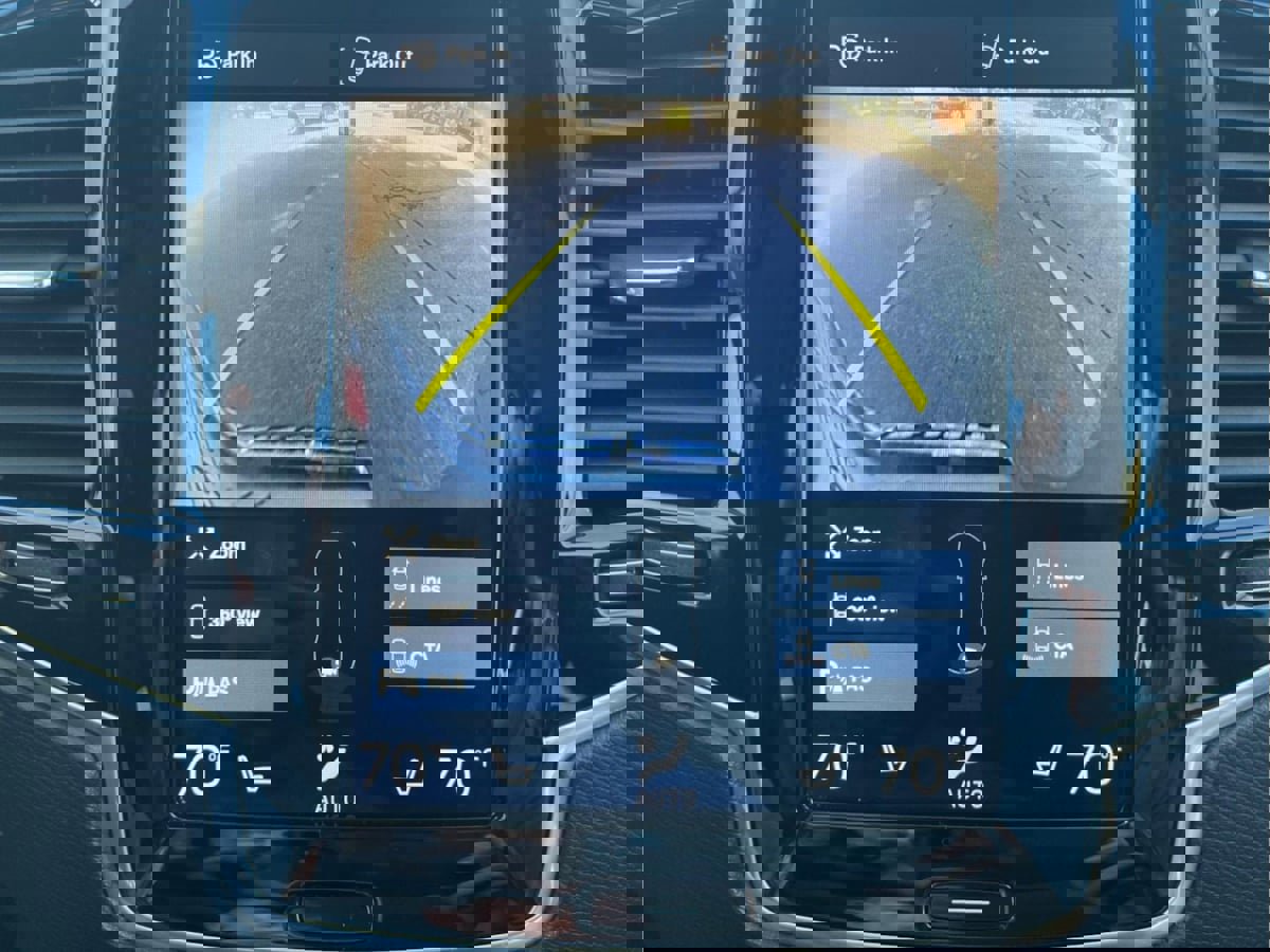 Used 2018 Volvo XC90 T6 Momentum w/ Convenience Package image 16