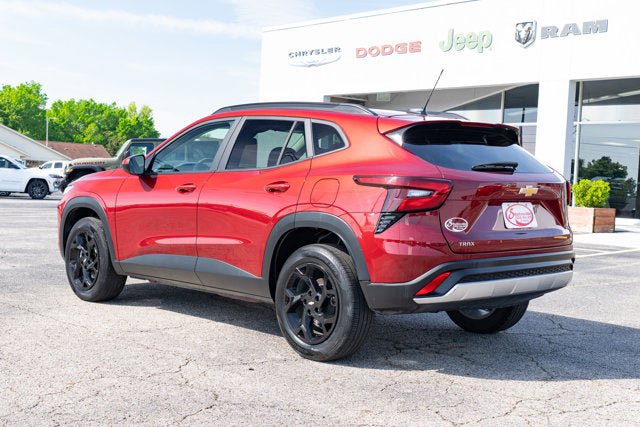 Used 2025 Chevrolet Trax LT FWD image 3