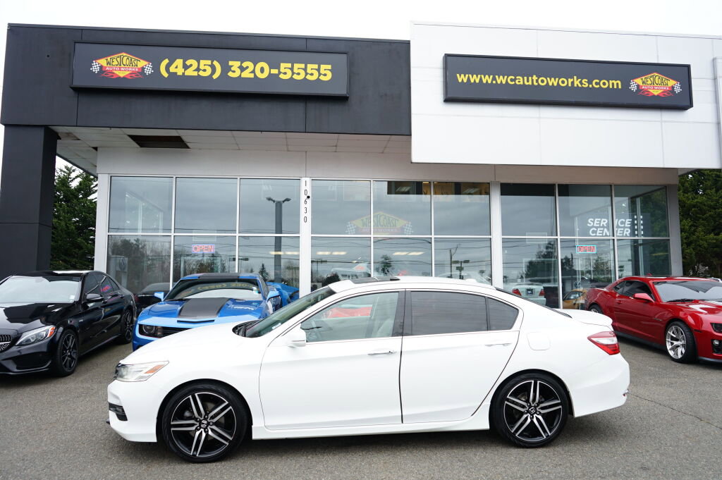 Used 2017 Honda Accord Touring image 2