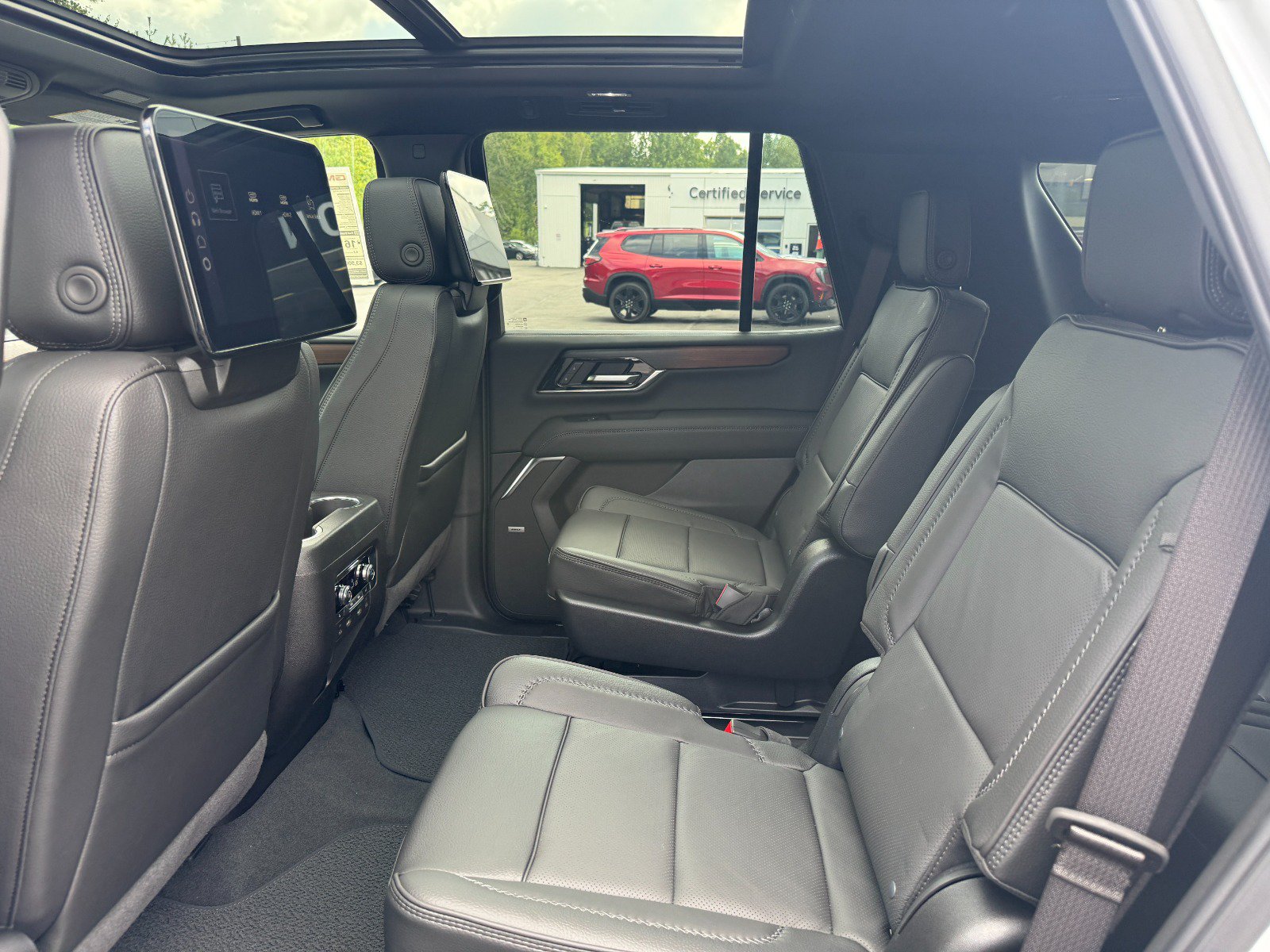 New 2026 GMC Yukon Denali w/ Denali Reserve Package AWD/4WD image 17