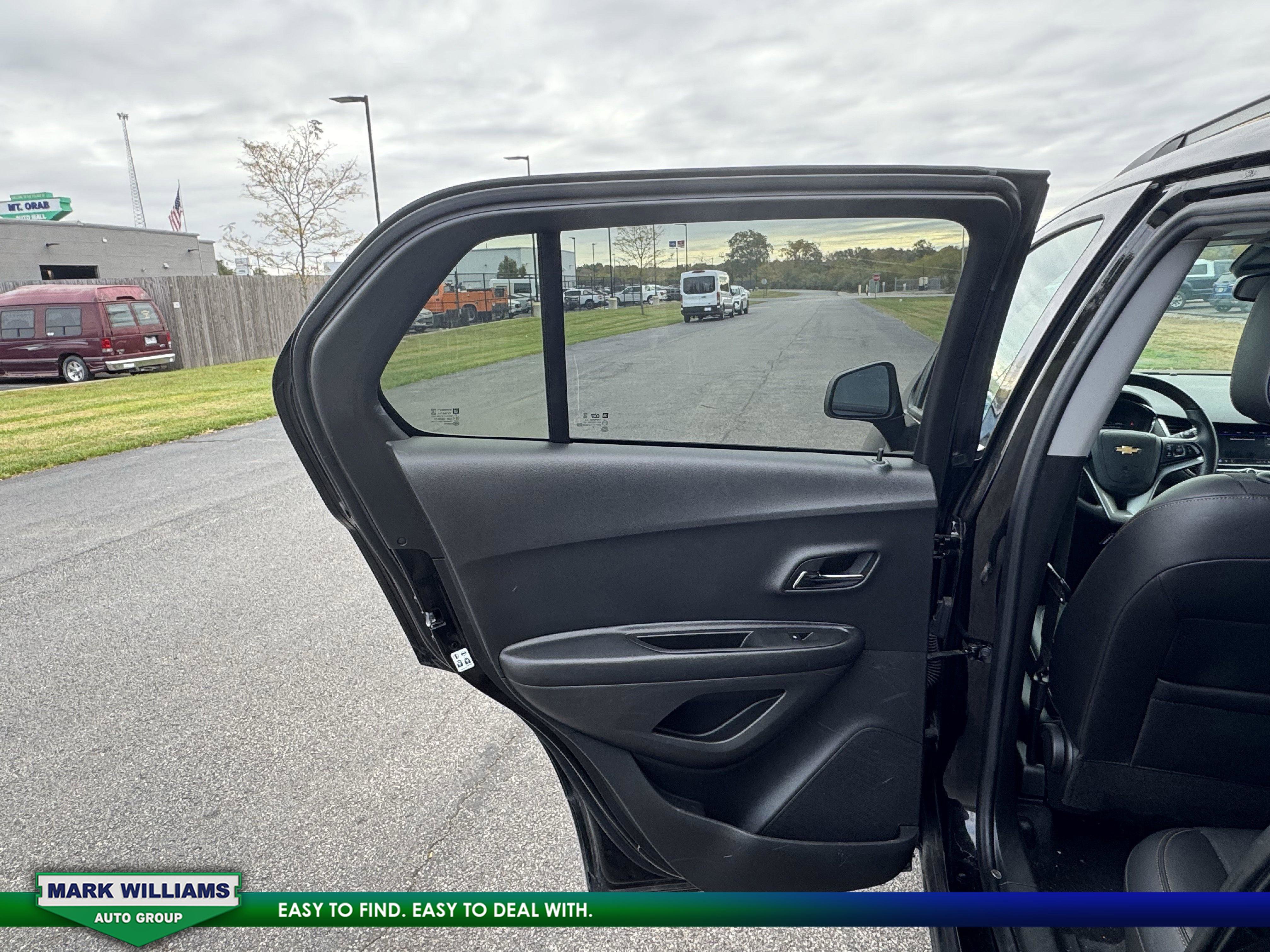 Used 2022 Chevrolet Trax LT w/ Midnight Edition image 17