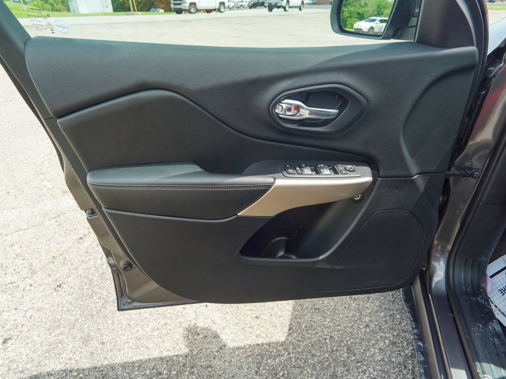 Used 2018 Jeep Cherokee Limited AWD/4WD image 18