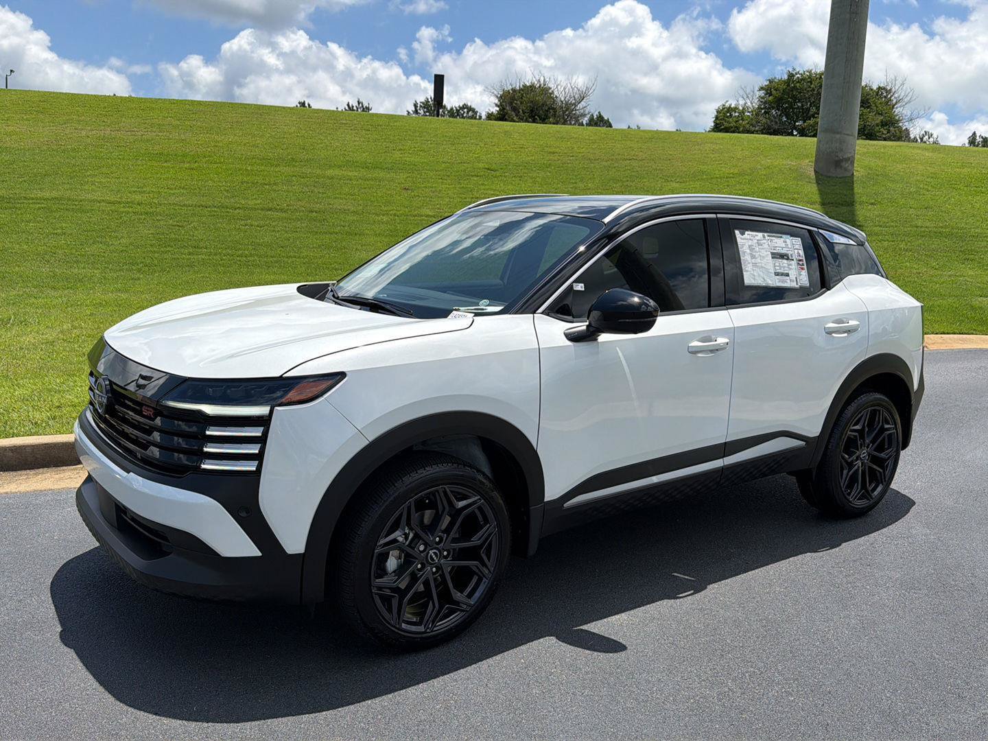 New 2026 Nissan Kicks SR FWD image 2