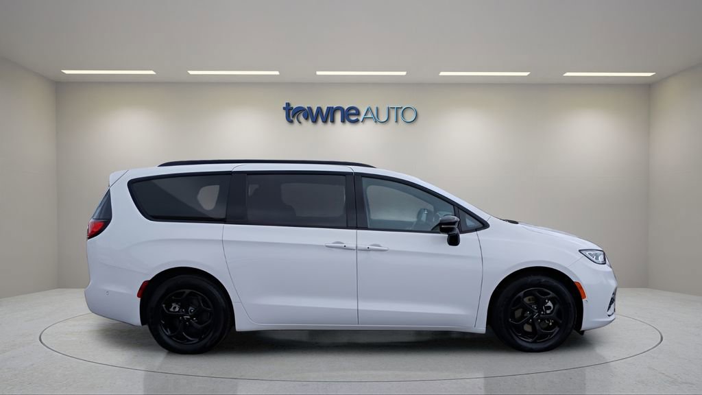 Used 2024 Chrysler Pacifica Premium image 6