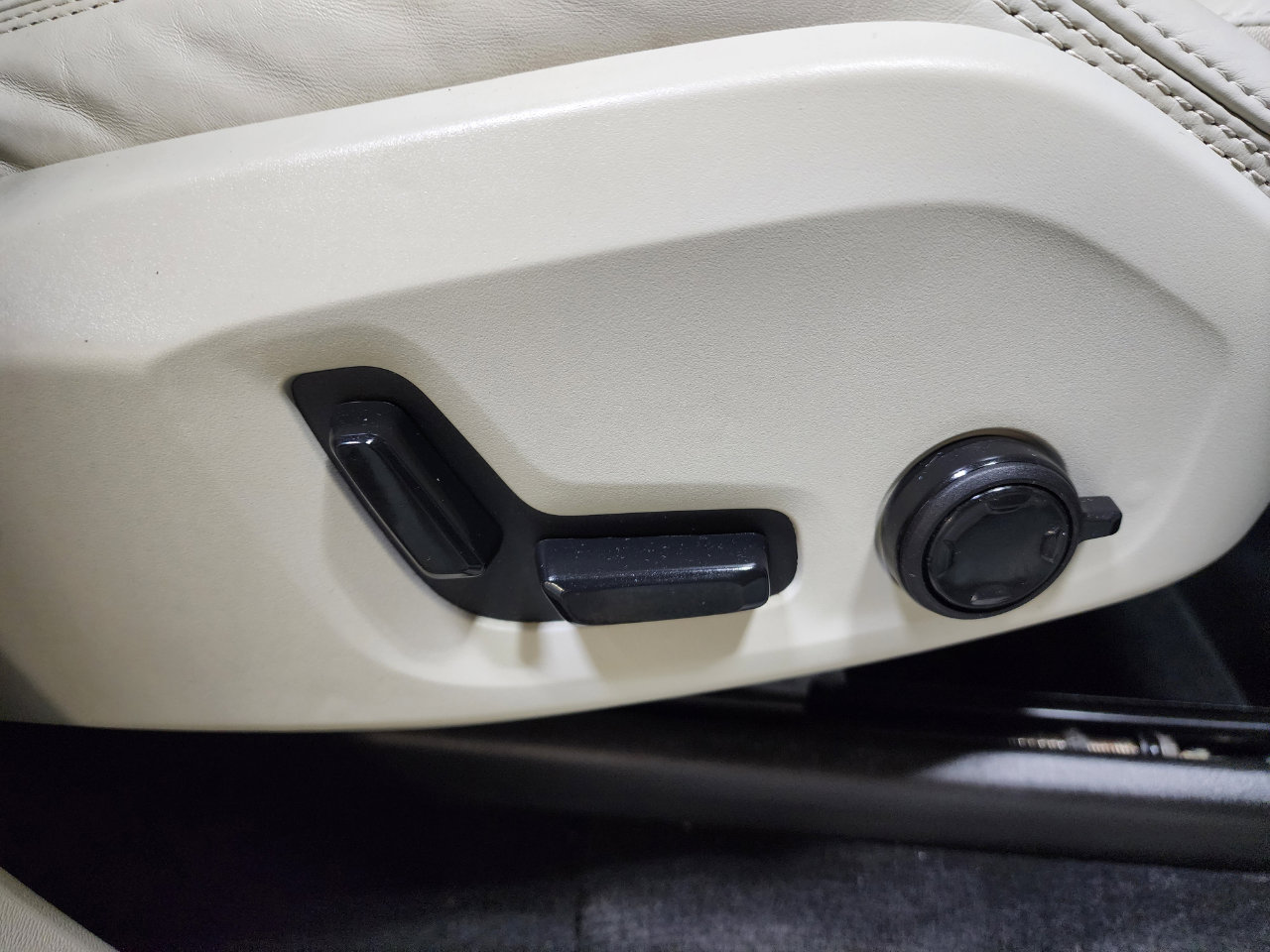 Used 2023 Volvo XC90 B6 Ultimate w/ Protection Package Premier image 31