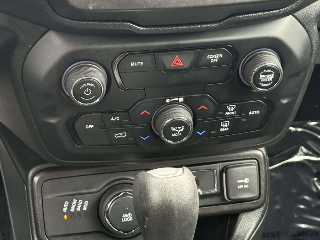 Used 2020 Jeep Renegade Latitude w/ Cold Weather Group image 19