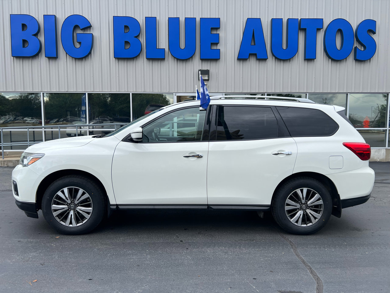 Used 2019 Nissan Pathfinder S image 2
