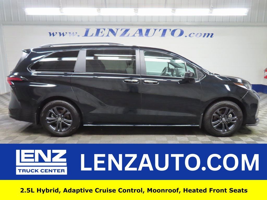Used 2025 Toyota Sienna XSE image 1