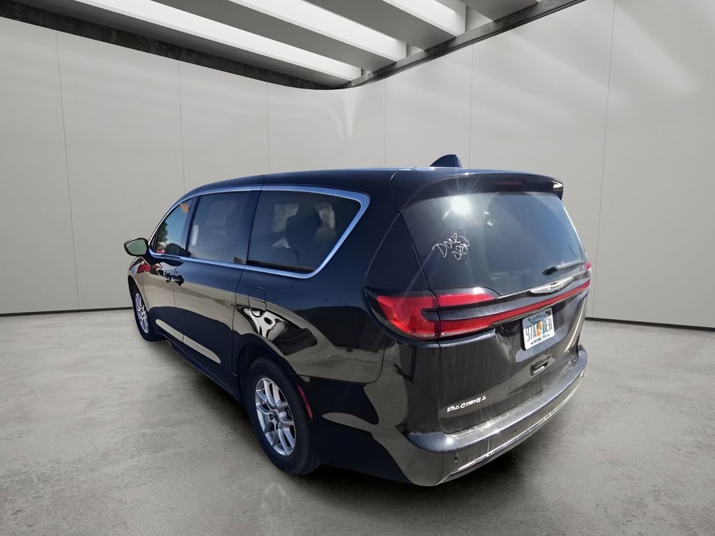 Used 2023 Chrysler Pacifica Touring-L image 12