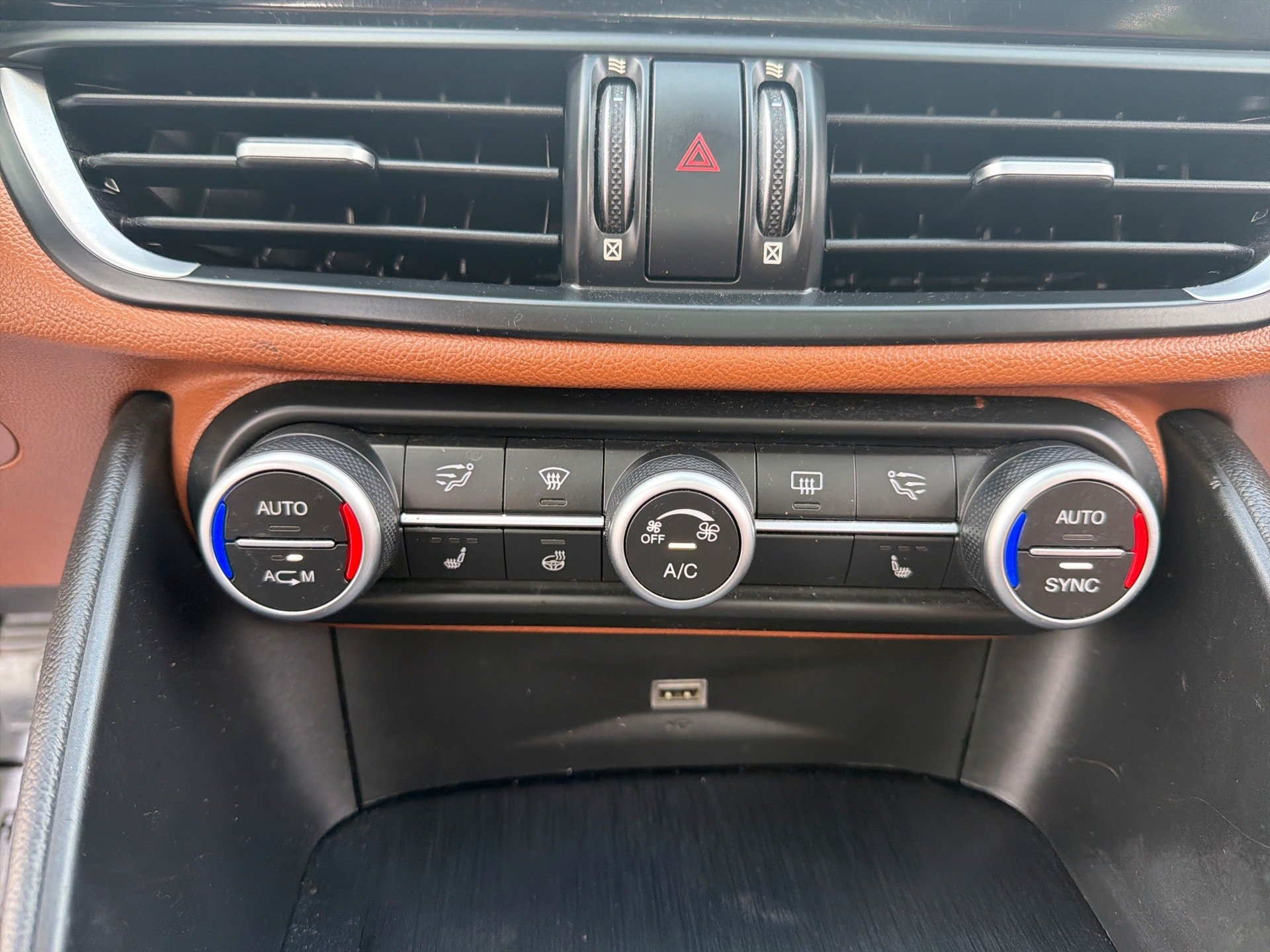 Used 2019 Alfa Romeo Giulia Ti w/ Cold Weather Package AWD/4WD image 17