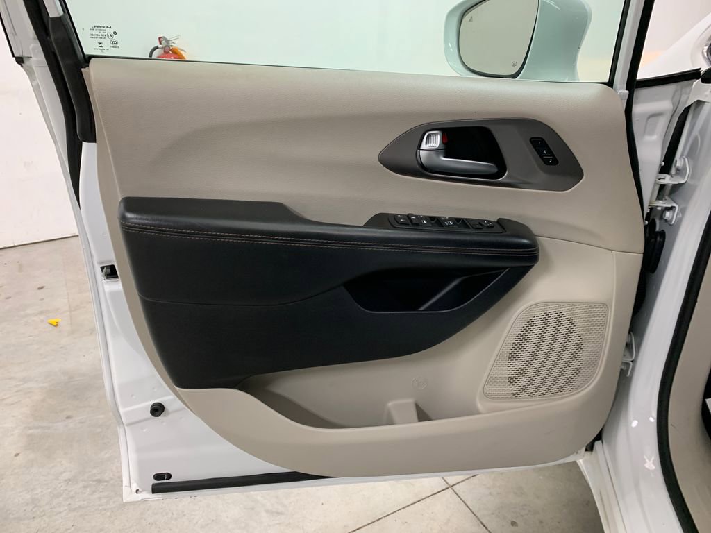 Used 2020 Chrysler Pacifica Touring-L FWD image 16