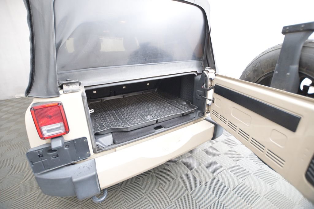 Used 2016 Jeep Wrangler Unlimited Sahara image 19