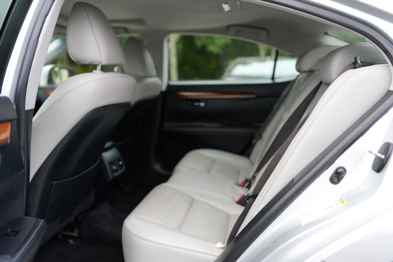 Used 2013 Lexus ES 300h w/ Luxury Pkg FWD image 24