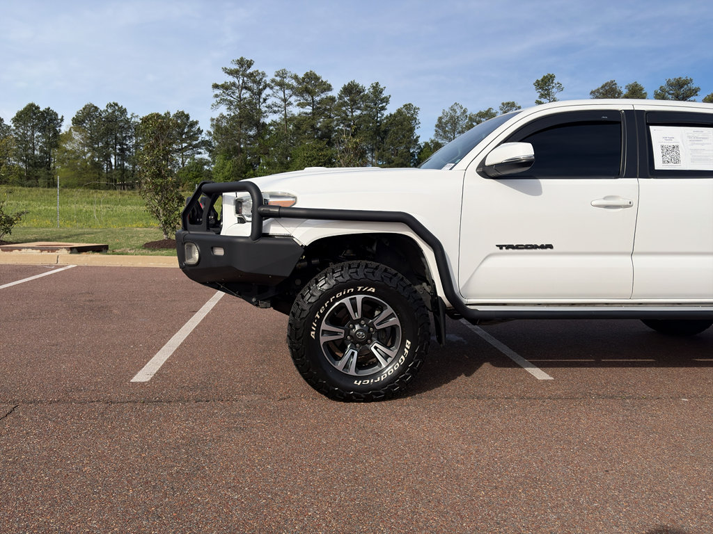 Used 2018 Toyota Tacoma TRD Sport image 10