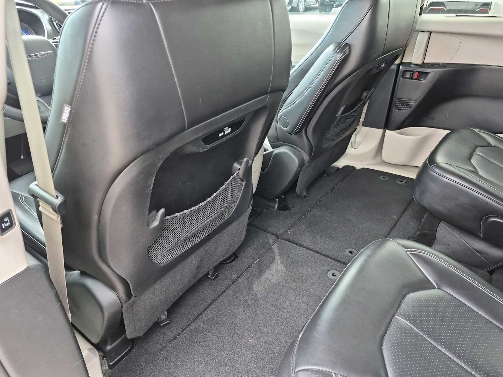 Used 2024 Chrysler Pacifica Touring-L FWD image 18