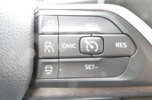 Used 2023 Jeep Grand Cherokee Limited w/ Black Appearance Package AWD/4WD image 27