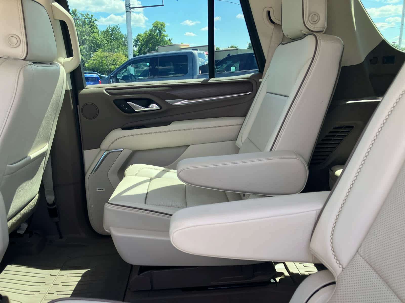 Used 2021 GMC Yukon Denali w/ Denali Premium Package RWD image 43