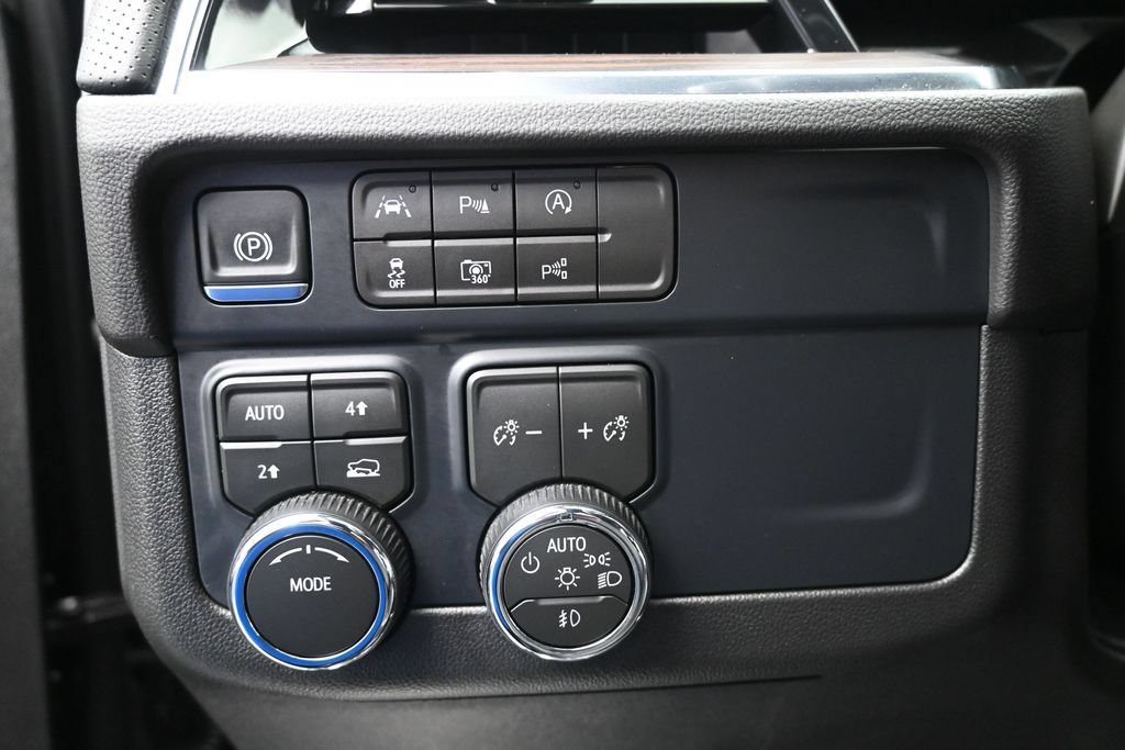 Used 2026 Chevrolet Suburban Premier AWD/4WD image 17