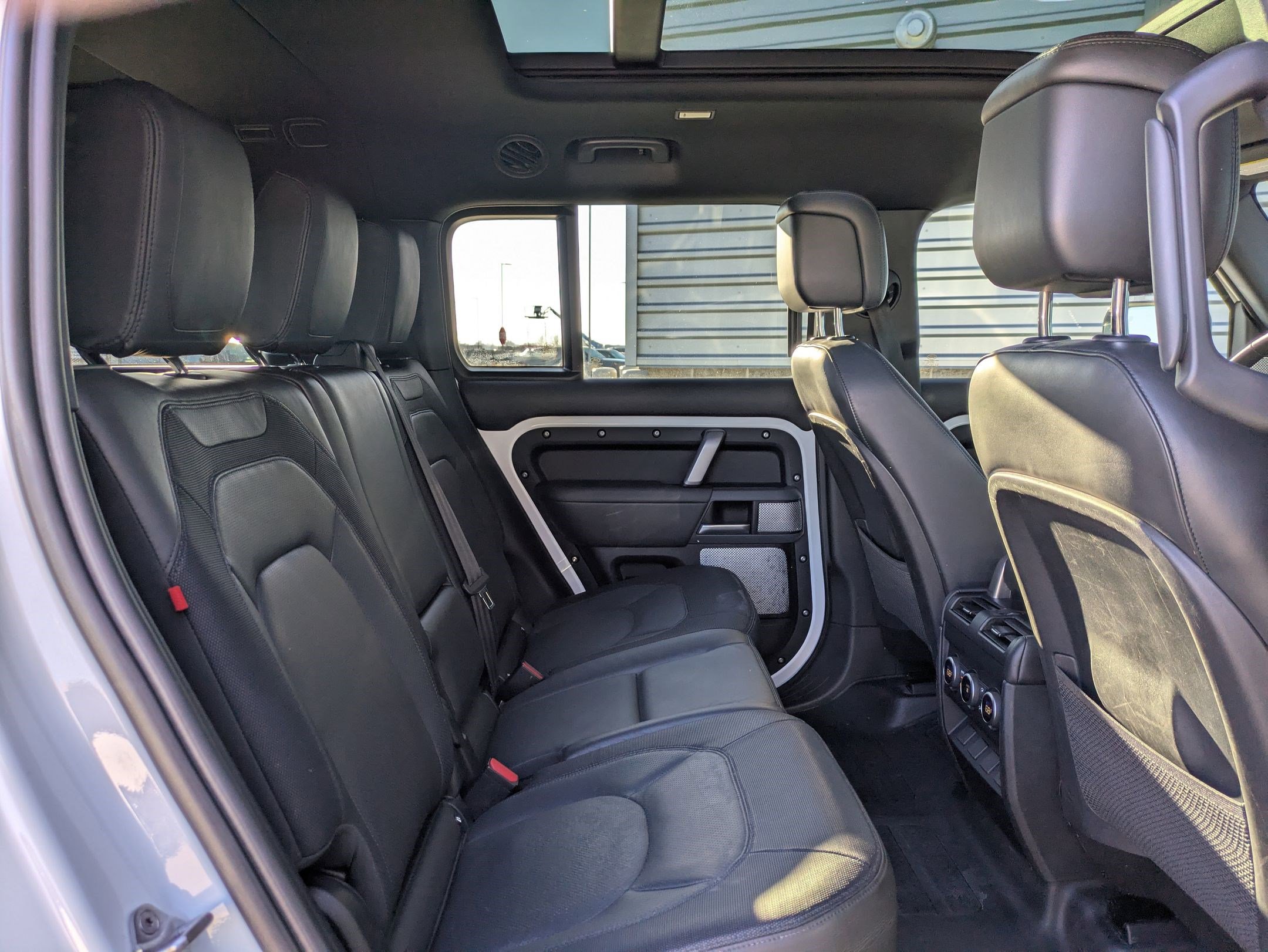 Used 2023 Land Rover Defender 130 X-Dynamic SE image 30