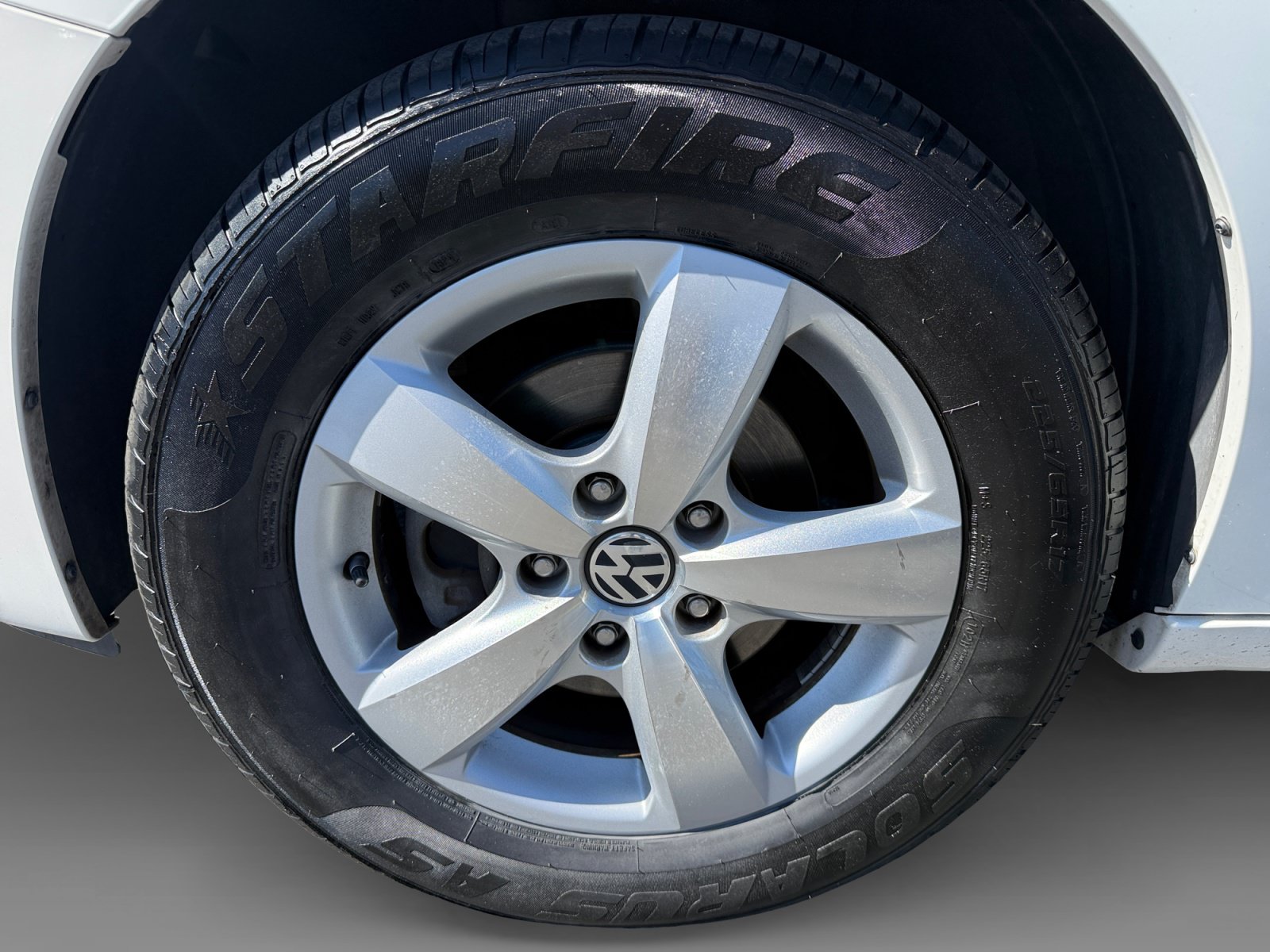 Used 2011 Volkswagen Routan SE FWD image 9